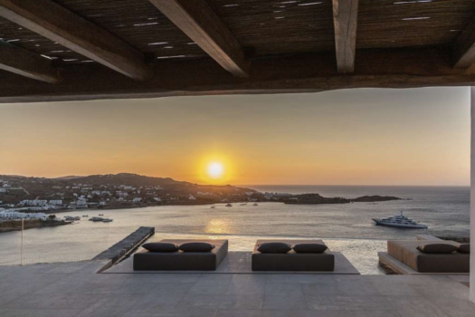 Luxurious Villa in Mykonos overlooking Psarou Beach